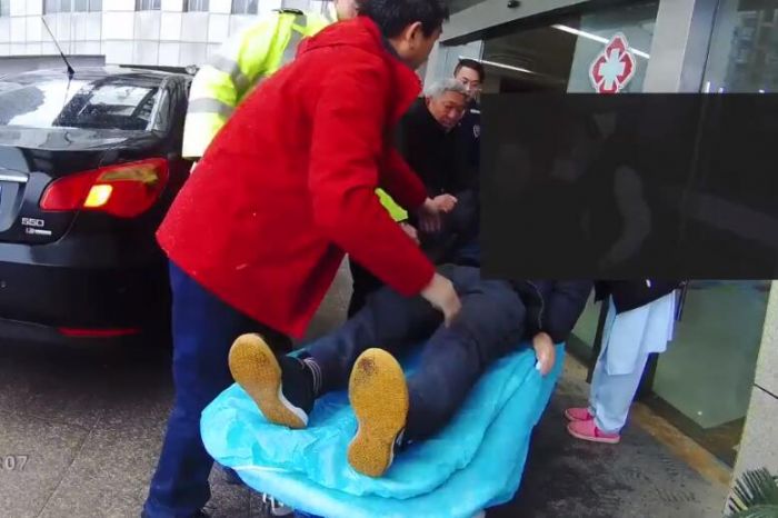 銅陵交警救援被堵高速突發腦溢血病人 怒斥寶馬：讓路