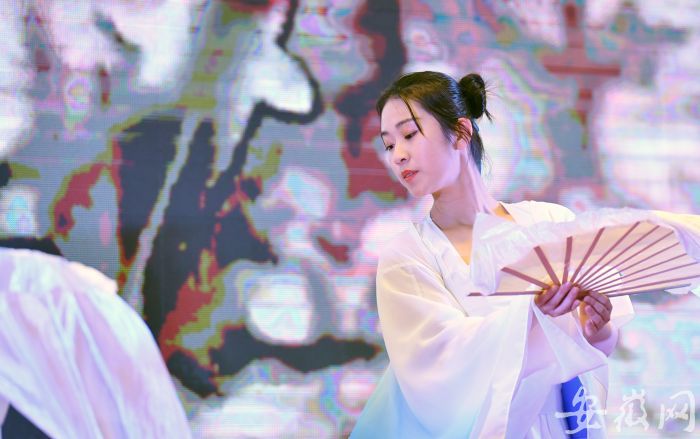來自社區的舞蹈演員在表演