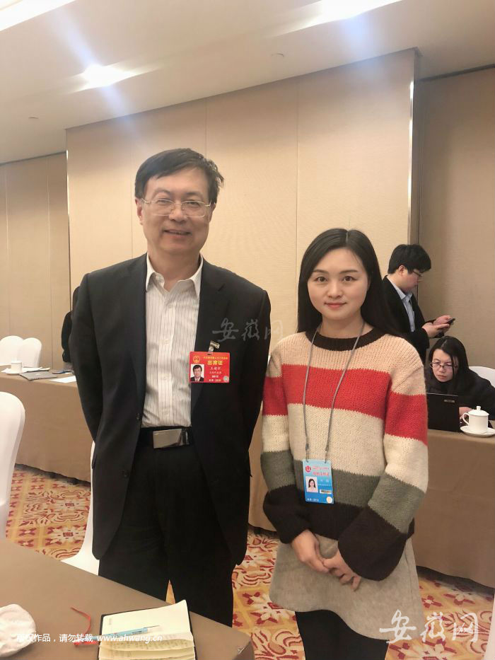 全國(guó)人大代表、中國(guó)科學(xué)院院士、中國(guó)科學(xué)院上海分院院長(zhǎng)王建宇和新安晚報(bào)記者劉旸合影