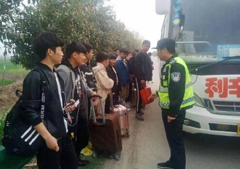 核载19人实载43人 利辛交警：远远望去车内全人