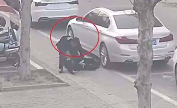 潁上民警買飲料途中遇逃犯 演繹教科書般戰(zhàn)術抓捕動作