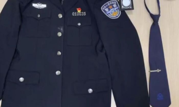 淮南男子當警察面換假警服 稱想和真警察站一起
