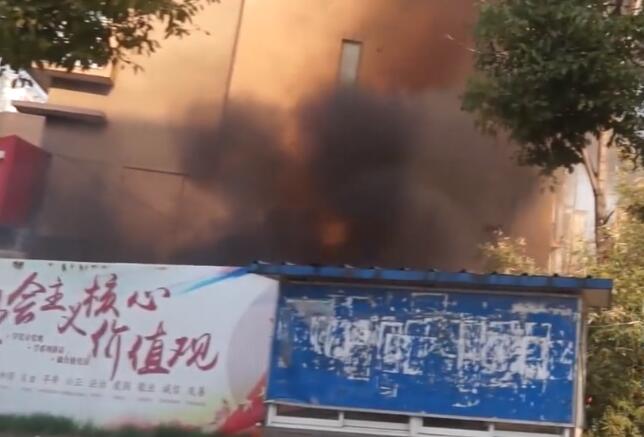 淮南一小區(qū)邊大火 火點(diǎn)旁就有煤氣罐和酒倉(cāng)庫(kù)