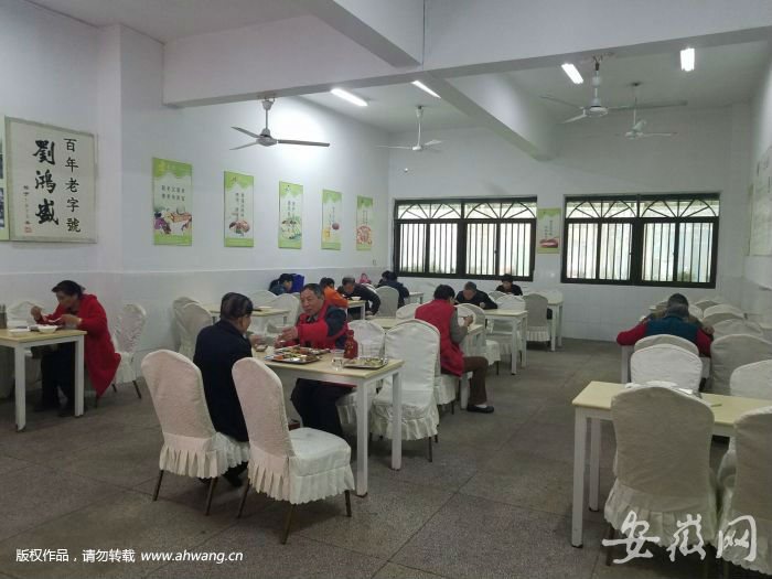 合肥許多社區(qū)食堂推出老人餐 低價(jià)安全讓老人吃飽飯