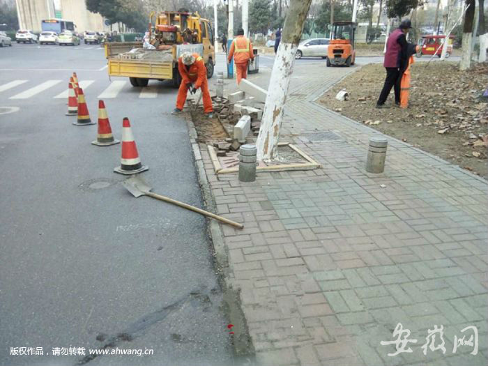 低溫雨雪過后 合肥城管給道路“療傷”