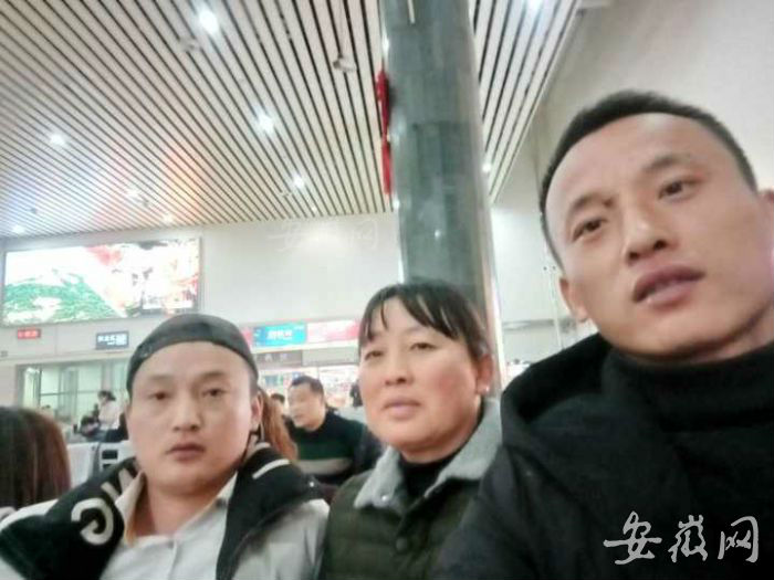 张同英与两个儿子的合照，左为何新建