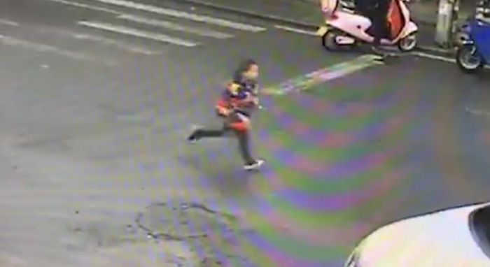 寧國9歲男孩下車忘拿書包 追車2公里媽媽未發現