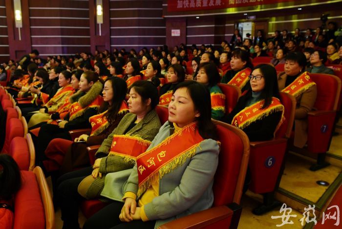 受表彰的人員在臺下觀看演出
