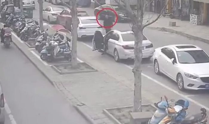 潁上民警買飲料途中遇逃犯 演繹教科書般戰(zhàn)術抓捕動作