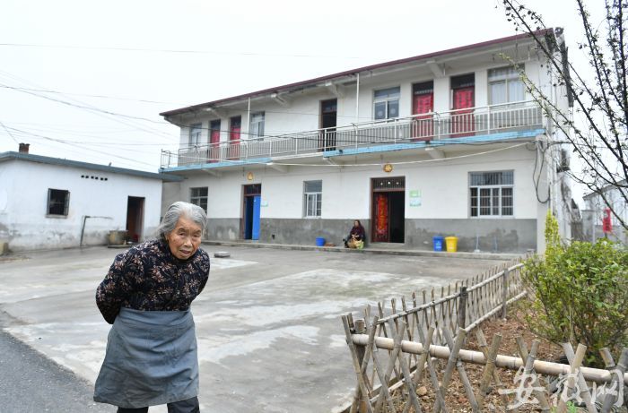 5 一位老人在村里散步