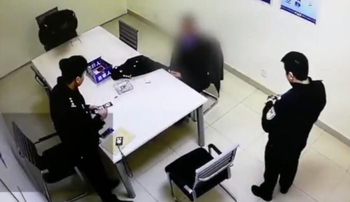淮南男子當警察面換假警服 稱想和真警察站一起