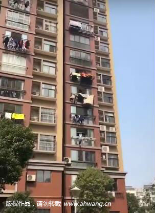 銅陵：樓上丟煙頭 樓下被子“發(fā)火了”