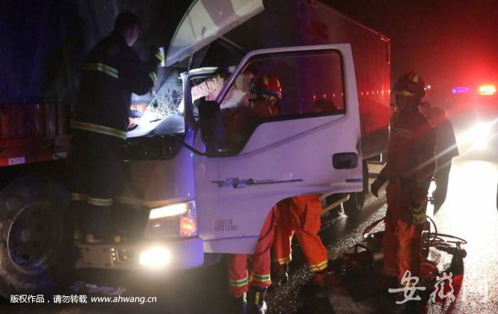 繁昌一小货车撞上路边大货车 3人受伤1人死亡