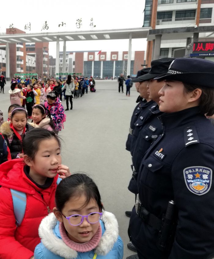 徐夏和同事在學校門口護學。