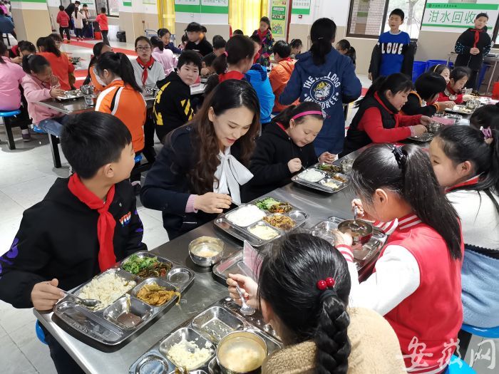 校长老师陪学生吃校园午餐