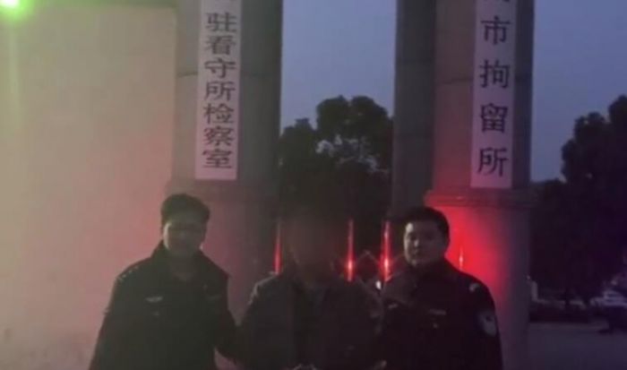 淮南男子當警察面換假警服 稱想和真警察站一起