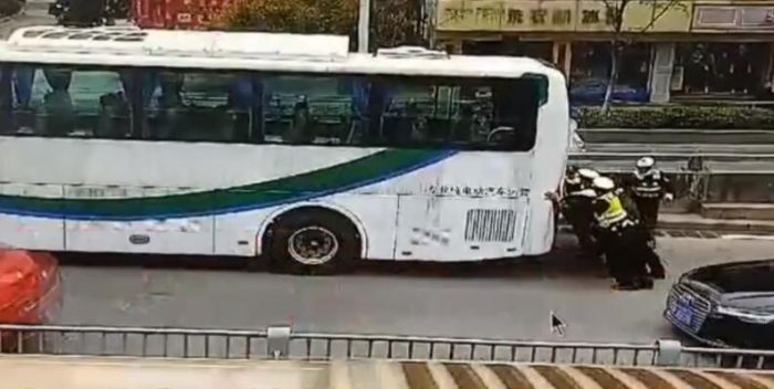 合肥17噸大客車趴窩下穿橋 附近警力全部集中幫推車