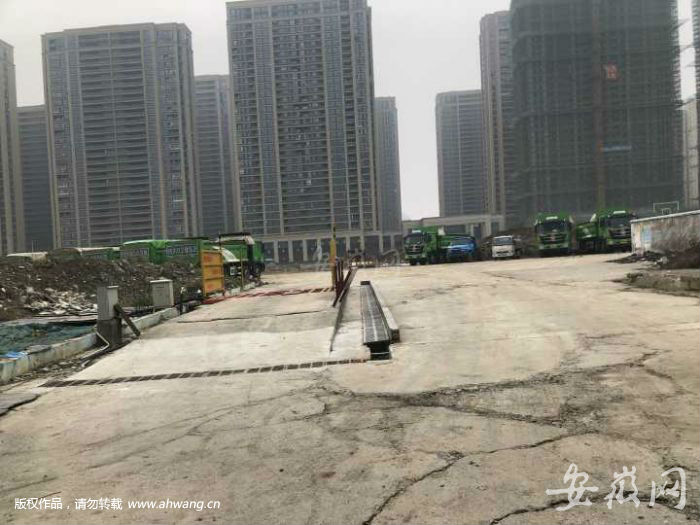 　2月26日，工地內停著多輛工程車，但未見施工。