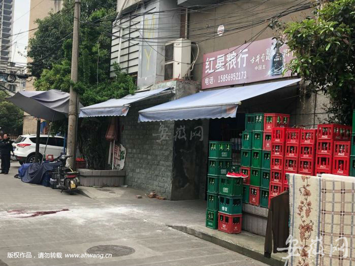 商鋪門口的地面上還有血跡。