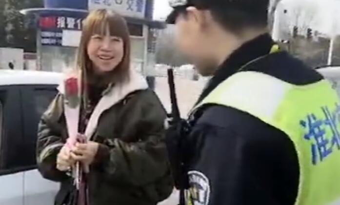 淮北交警假裝查車 實則送花給女司機祝節日快樂