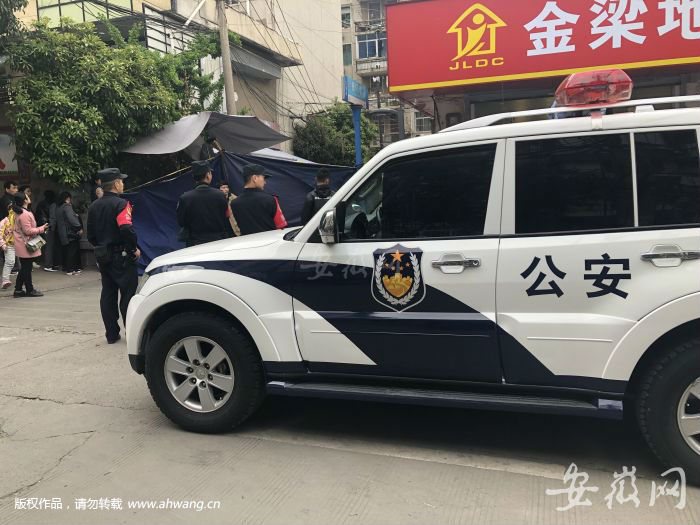 民警封鎖巷口展開調查。