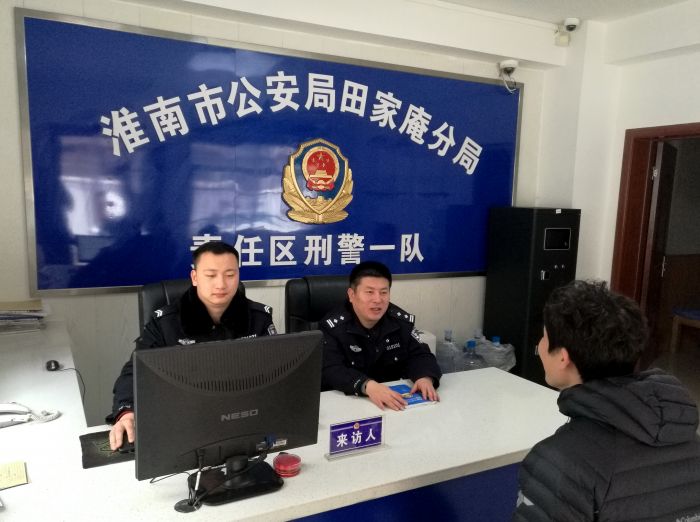 赵同力（中）接待来访群众。
