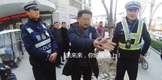 蒙城男子违章耍横“来 给我铐上” 交警：好 满足你