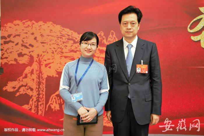 杨军和记者合影
