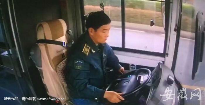 合肥公交司機失去意識前停穩車 突發腦梗塞