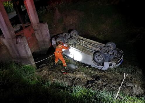阜阳轿车凌晨翻入路边沟渠 车内一男一女被困