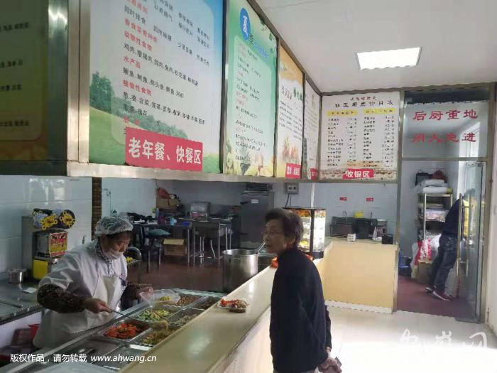 合肥許多社區(qū)食堂推出老人餐 低價(jià)安全讓老人吃飽飯