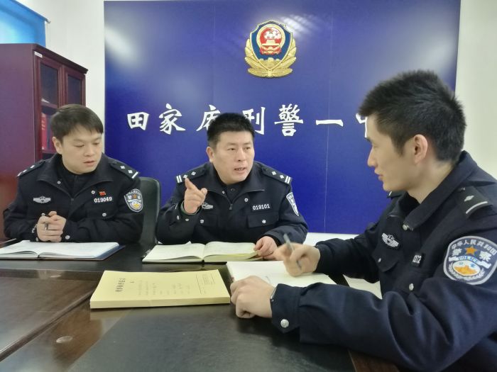 赵同力（中）与同事分析案件