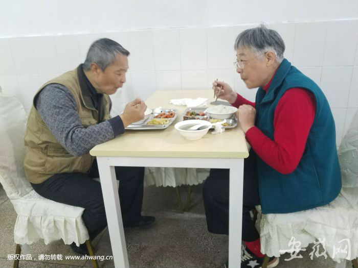 合肥許多社區(qū)食堂推出老人餐 低價(jià)安全讓老人吃飽飯