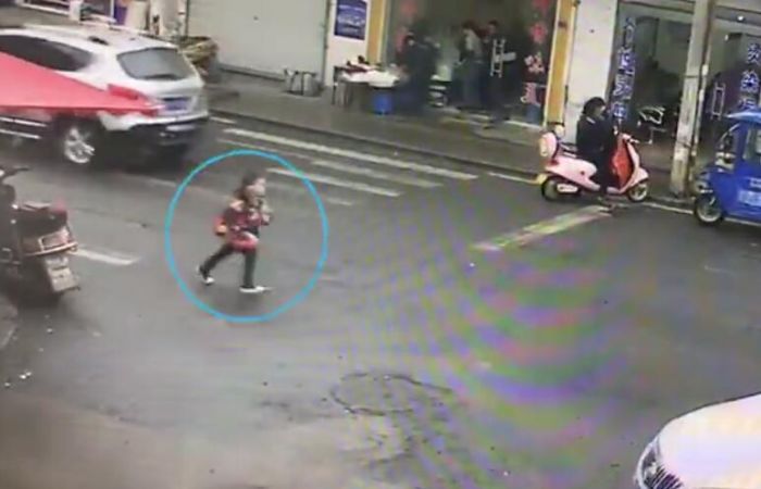 寧國9歲男孩下車忘拿書包 追車2公里媽媽未發現