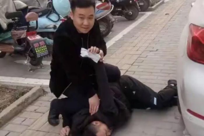 潁上民警買飲料途中遇逃犯 演繹教科書般戰(zhàn)術抓捕動作
