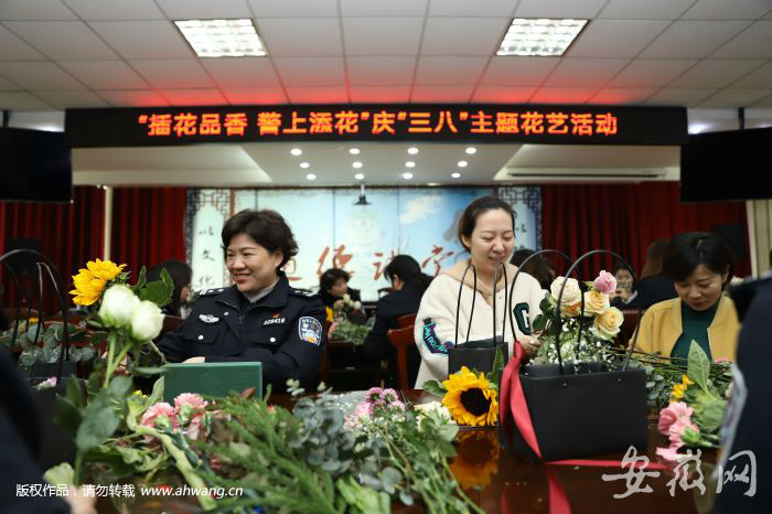 铜陵警方请老师教女警插花 展示女警知性与优雅