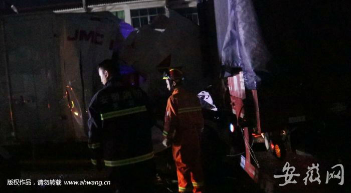 繁昌一小货车撞上路边大货车 3人受伤1人死亡