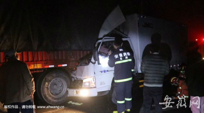 繁昌一小货车撞上路边大货车 3人受伤1人死亡