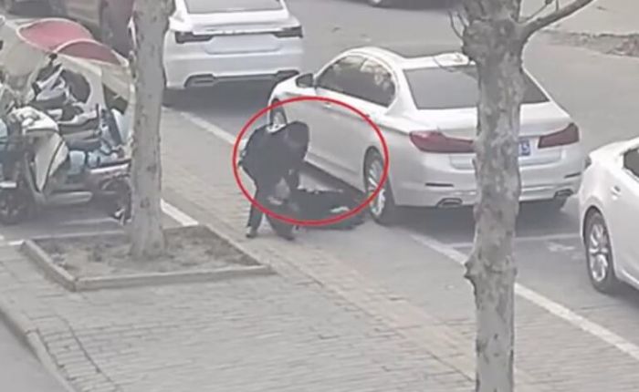 潁上民警買飲料途中遇逃犯 演繹教科書般戰(zhàn)術抓捕動作