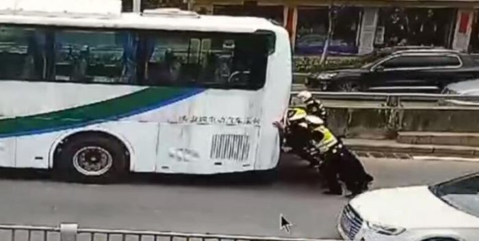 合肥17噸大客車趴窩下穿橋 附近警力全部集中幫推車