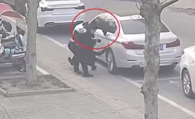 潁上民警買飲料途中遇逃犯 演繹教科書般戰(zhàn)術抓捕動作