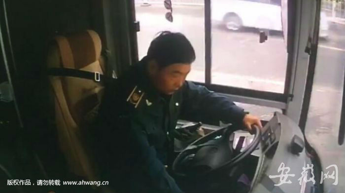 合肥公交司機失去意識前停穩車 突發腦梗塞