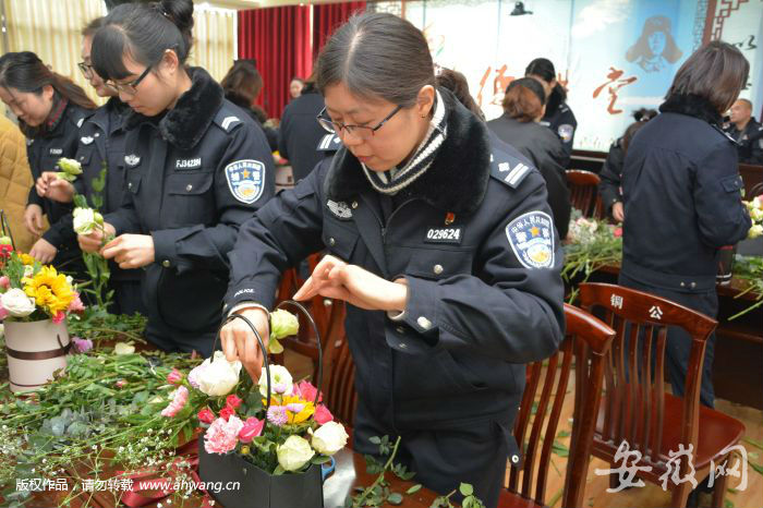 铜陵警方请老师教女警插花 展示女警知性与优雅