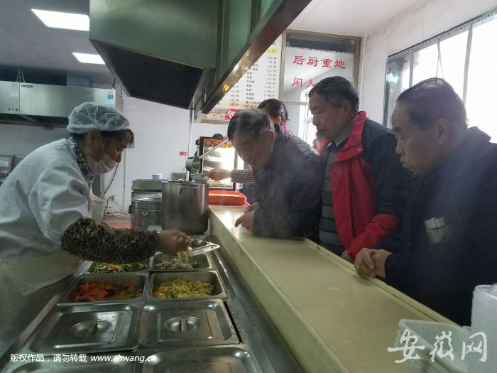 合肥許多社區(qū)食堂推出老人餐 低價(jià)安全讓老人吃飽飯