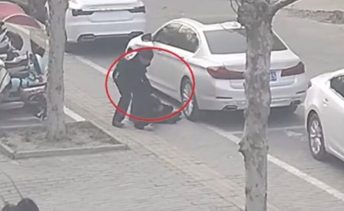 潁上民警買飲料途中遇逃犯 演繹教科書般戰(zhàn)術抓捕動作