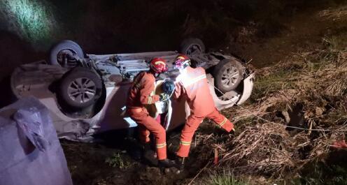 阜阳轿车凌晨翻入路边沟渠 车内一男一女被困