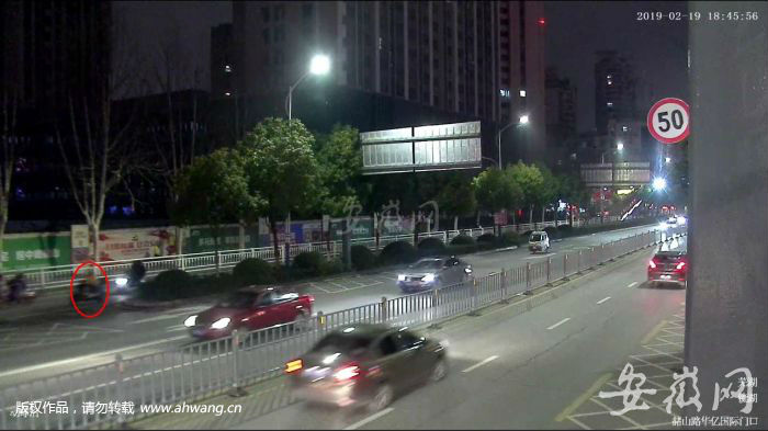 嫌疑人肇事逃逸后视频截图（黄头盔、黄雨衣）