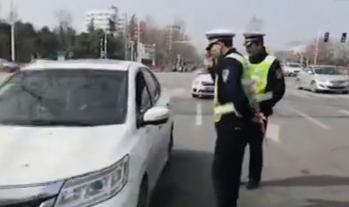 淮北交警假裝查車 實則送花給女司機祝節日快樂