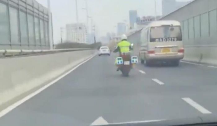 合肥妙龄女子割腕轻生 交警一路鸣笛与死神赛跑