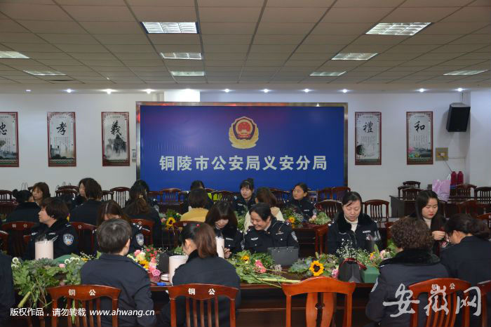 铜陵警方请老师教女警插花 展示女警知性与优雅
